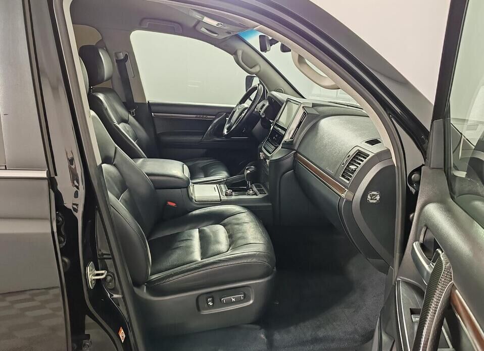 Toyota Land Cruiser, 200 Series Рестайлинг 2 4.5d AT (249 л.с.) 4WD