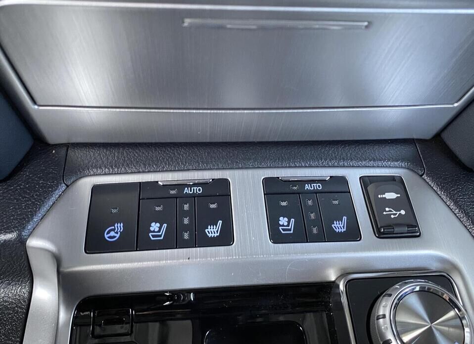Toyota Land Cruiser, 200 Series Рестайлинг 2 4.5d AT (249 л.с.) 4WD