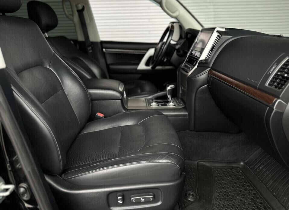 Toyota Land Cruiser, 200 Series Рестайлинг 2 4.6 AT (309 л.с.) 4WD