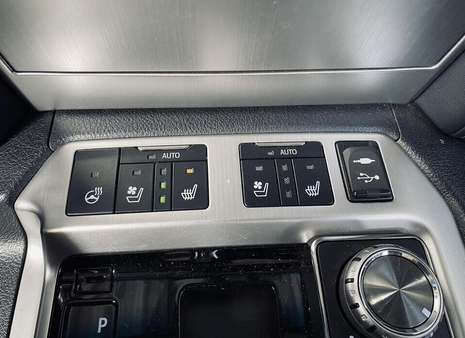 Toyota Land Cruiser, 200 Series Рестайлинг 2 4.5d AT (249 л.с.) 4WD