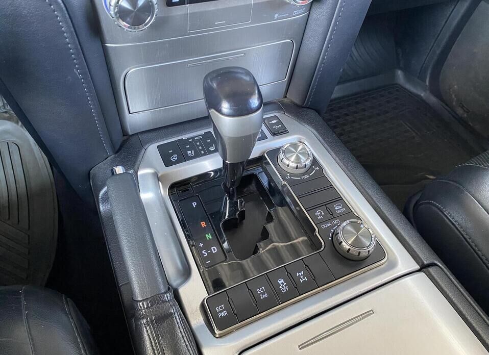 Toyota Land Cruiser, 200 Series Рестайлинг 2 4.5d AT (249 л.с.) 4WD