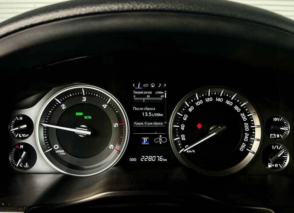 Toyota Land Cruiser, 200 Series Рестайлинг 2 4.5d AT (249 л.с.) 4WD